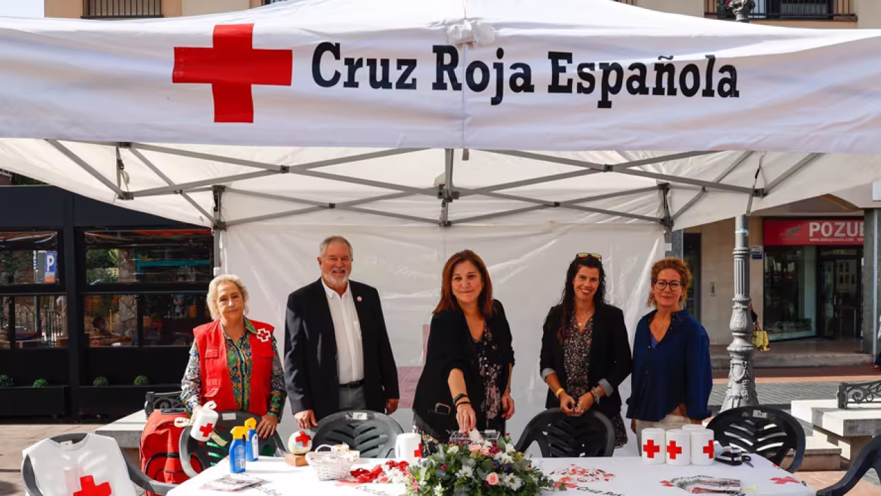 La alcaldesa visita una mesa petitoria de Cruz Roja Pozuelo con motivo del Día de la Banderita