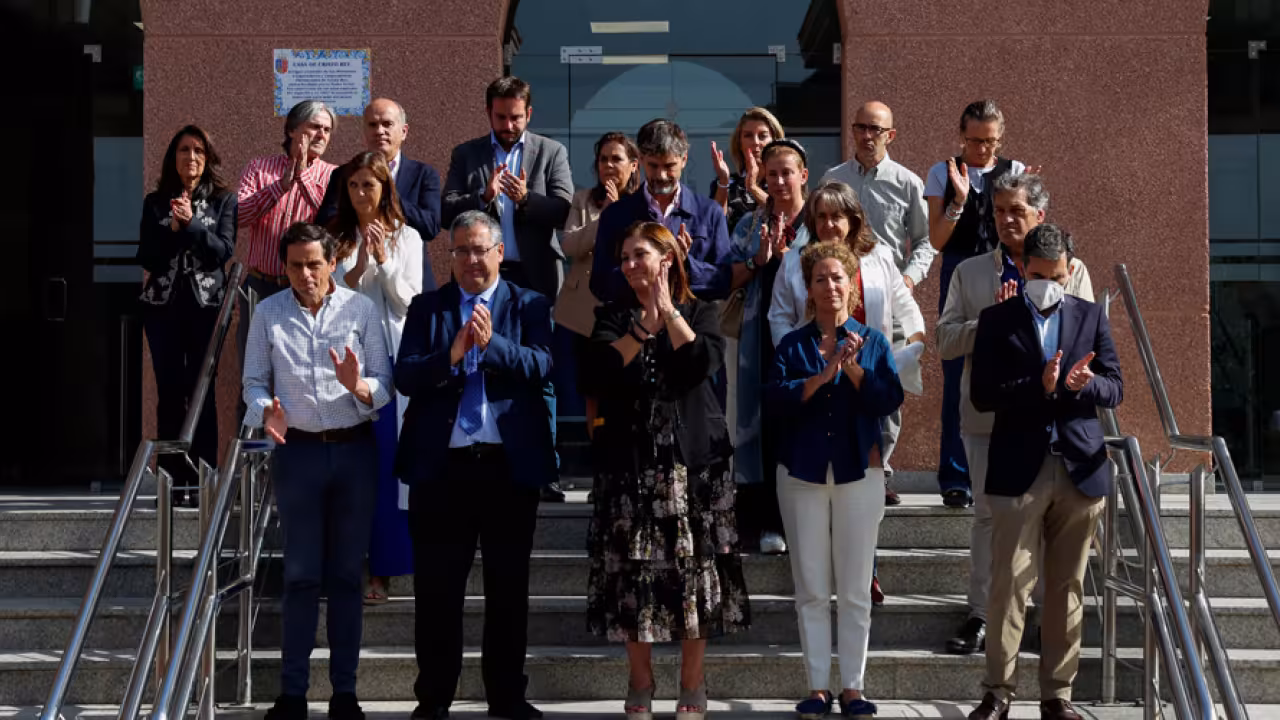 Pozuelo de Alarcón guarda un minuto de silencio por la última mujer asesinada en Madrid, fruto de un caso de violencia de género 