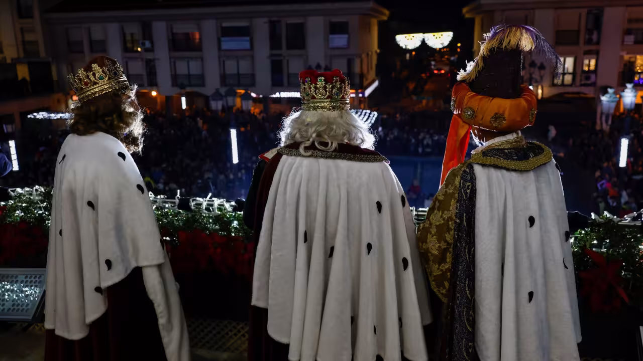 Los REYES MAGOS SALUDAN DESDE EL BALCON DEL AYUNTAMIENTO