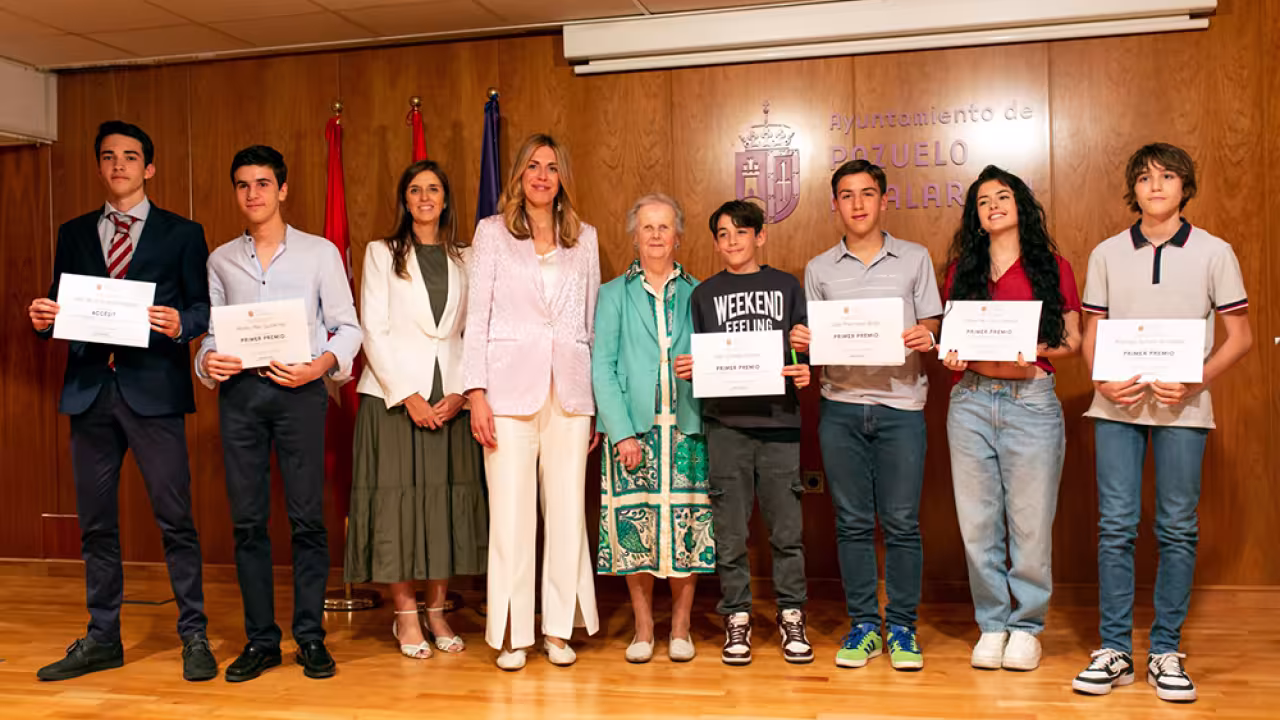 Paloma Tejero, alcaldesa de Pozuelo de Alarcón, entrega los premios del concurso escolar Gerardo Diego