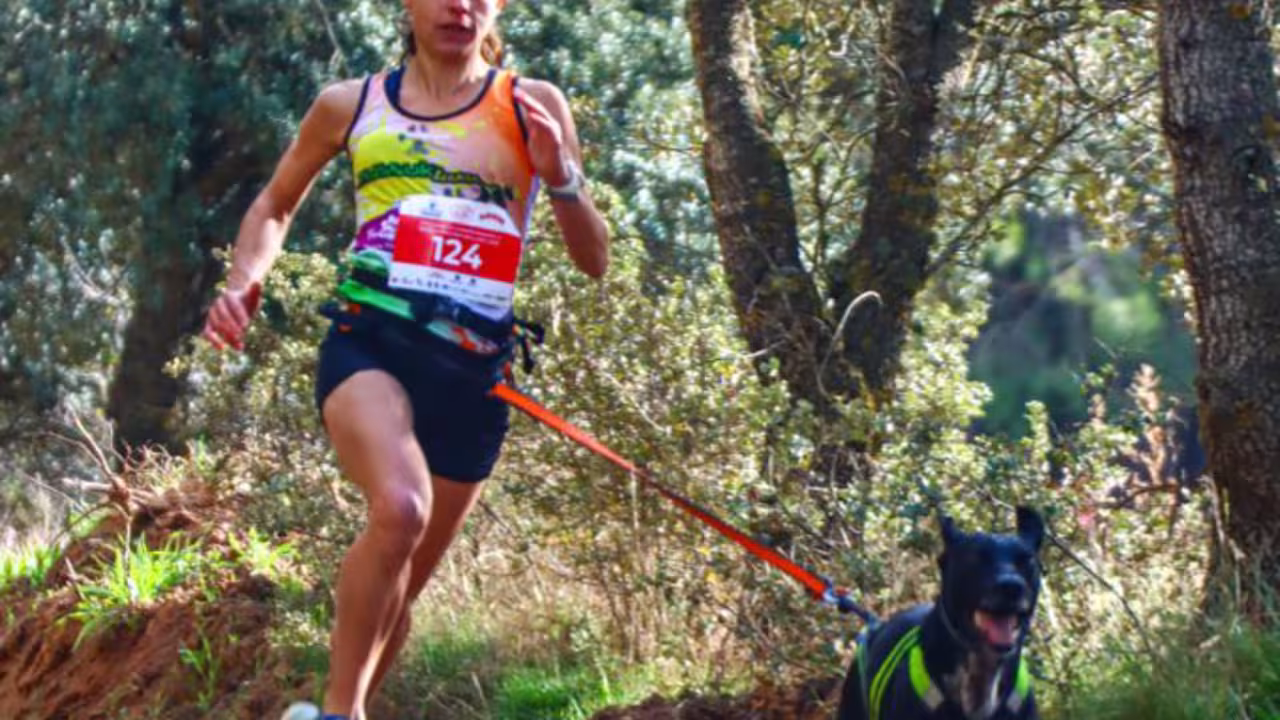 Nerea Azmecua y su Perro Ártax del Club Mussuk Team Pozuelo Obtienen Bronce en el Campeonato del Mundo Mushing Tierra