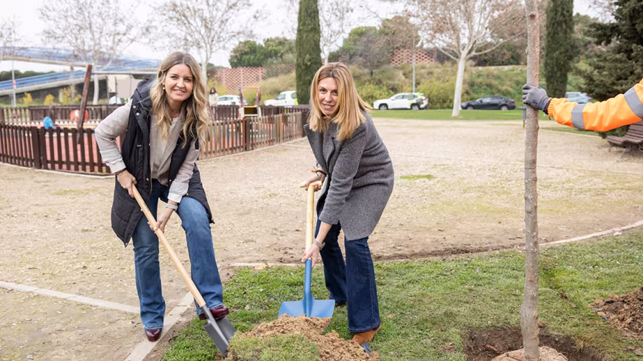 Paloma Tejero y Miriam Picazo participan en la plantación de arces en el parque Guadarrama
