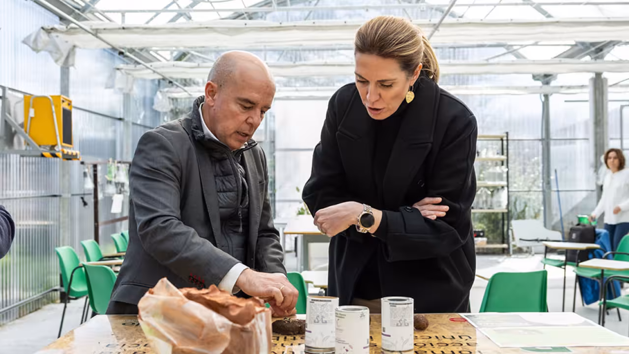 La alcaldesa, Paloma Tejero en su visita al Aula de Educación Ambiental
