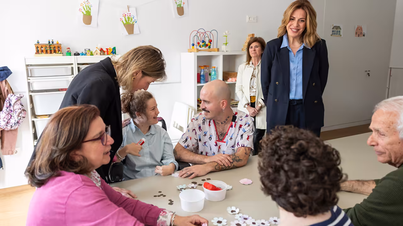 La alcaldesa, Paloma Tejero, durante su visita ala Fundación Caná
