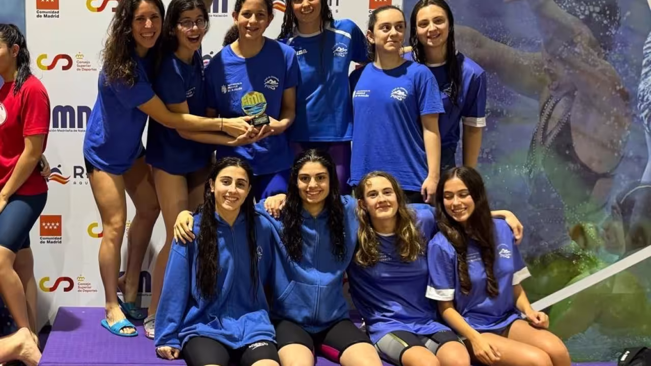 Las chicas del Club de Natación Pozuelo campeonas en la Copa de Madrid de Clubes 2024