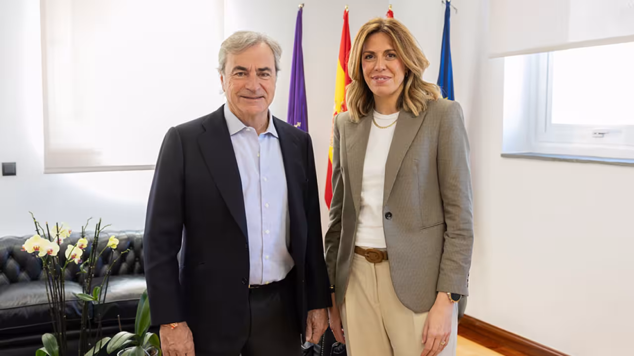 La alcaldesa de Pozuelo, Paloma Tejero, junto al piloto Carlos Sainz
