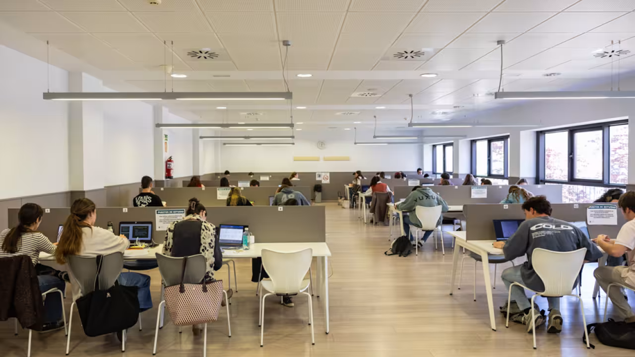 Estudiantes en Biblioteca municipal ESIC
