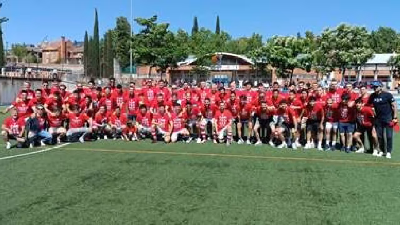 Los tres equipos ascendidos de la AD Cala Pozuelo celebran con un pasillo en el último partido del senior A
