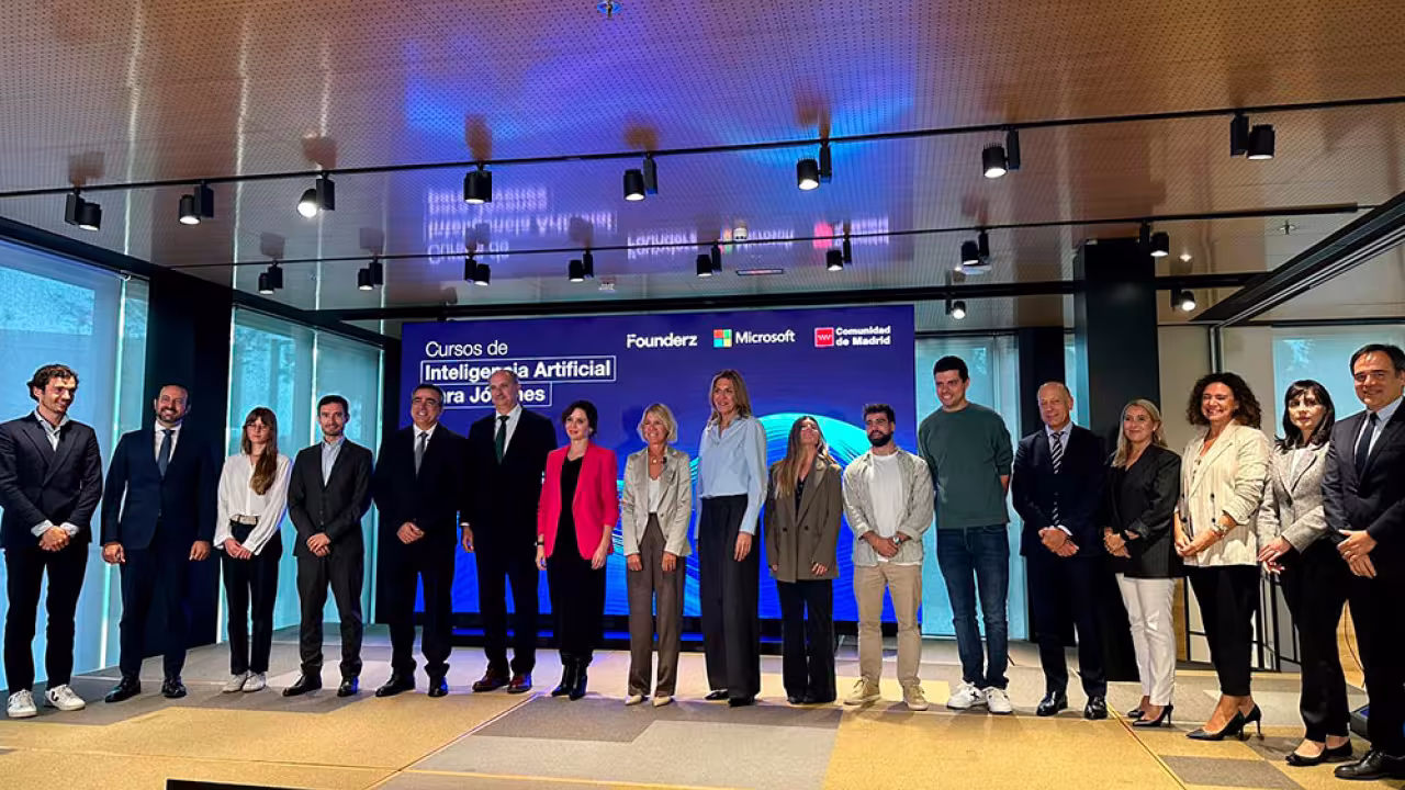 La alcaldesa de Pozuelo junto a la presidenta regional en su visita a Microsoft