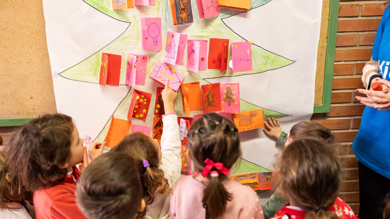 niños y árbol de navidad dibujado
