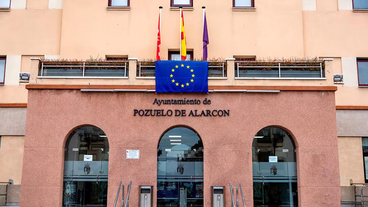 Bandera de la Unión Europea en la fachada del Ayuntamiento