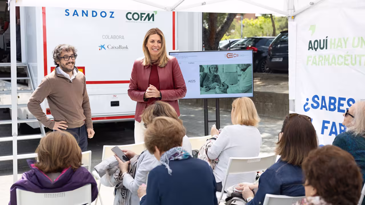 La alcaldesa visita la unidad móvil de farmacias