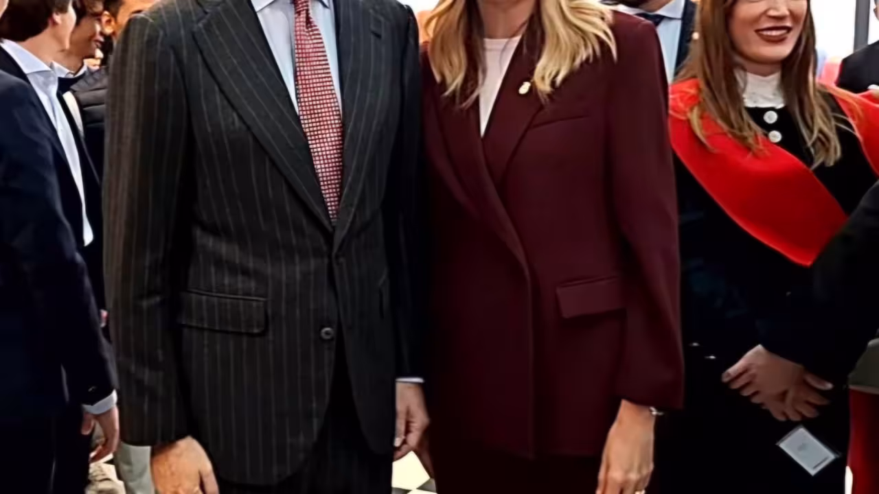 La alcaldesa de Pozuelo junto a su Majestad el Rey