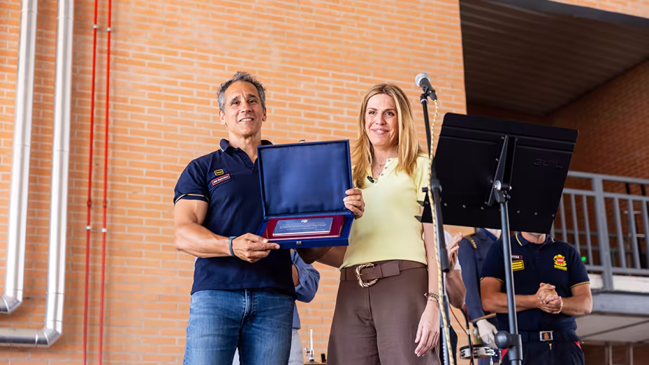 Paloma Tejero y el bombero